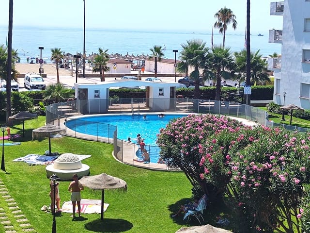 2 bedroom Beach Apartment for rent in Las Gaviotas  - Carvajal, Fuengirola with pool garage - € 1,250 (Ref: 9956300)