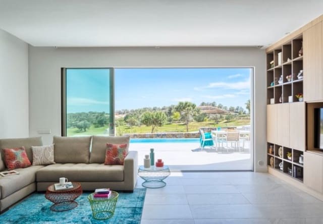 Chalet de 4 habitaciones en Las Colinas Golf, Orihuela en venta con piscina - 1.650.000 € (Ref: 10010094)