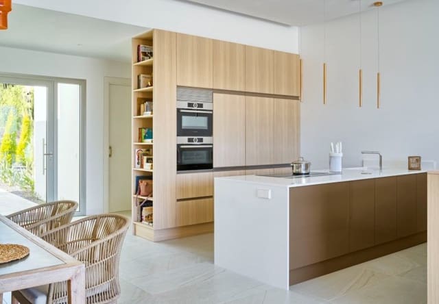 Chalet de 4 habitaciones en Las Colinas Golf, Orihuela en venta con piscina - 1.650.000 € (Ref: 10010094)