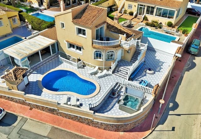 3 soverom Villa til salgs i Villamartin, Orihuela med svømmebasseng - € 499 000 (Ref: 10026588)