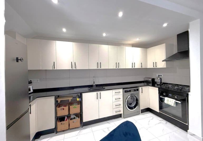 4 makuuhuone Omakotitalo myytävänä paikassa Villamartin mukana uima-altaan - 325 000 € (Ref: 10026589)