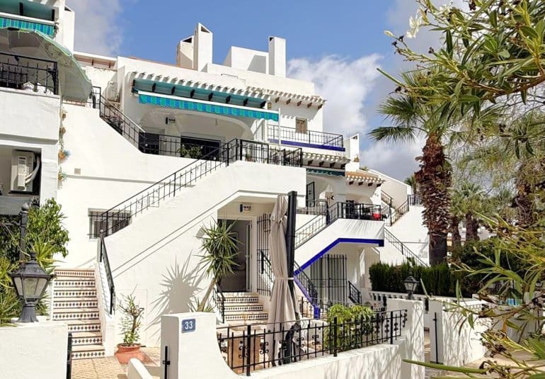 4 makuuhuone Omakotitalo myytävänä paikassa Villamartin mukana uima-altaan - 325 000 € (Ref: 10026589)