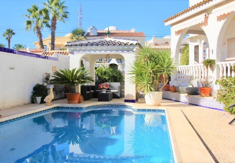 6 Zimmer Villa zu verkaufen in Villamartin mit Pool - 469.000 € (Ref: 10026591)