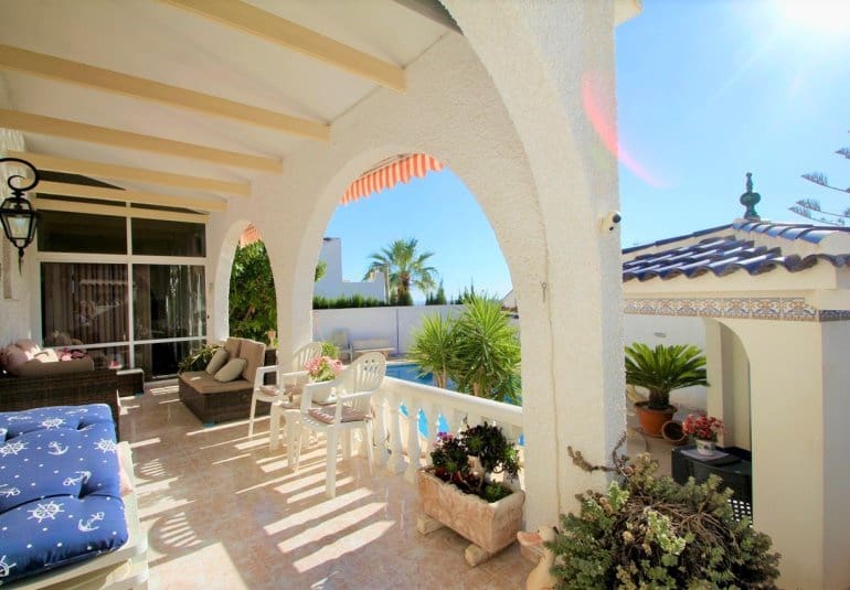 6 Zimmer Villa zu verkaufen in Villamartin mit Pool - 469.000 € (Ref: 10026591)