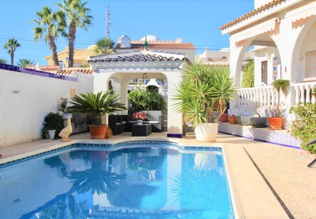 6 soverom Villa til salgs i Villamartin, Orihuela med svømmebasseng - € 469 000 (Ref: 10026591)