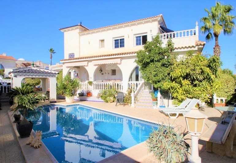 6 Zimmer Villa zu verkaufen in Villamartin mit Pool - 469.000 € (Ref: 10026591)