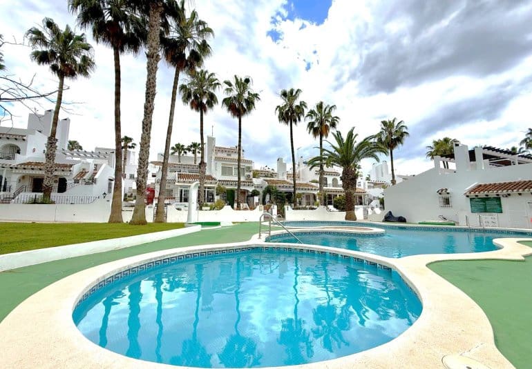 3 Zimmer Haus zu verkaufen in Villamartin mit Pool - 265.000 € (Ref: 10026593)