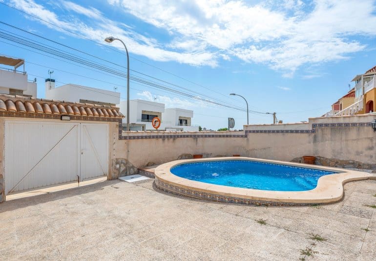 3 bedroom Villa for sale in Villamartin with pool - € 229,000 (Ref: 10034568)