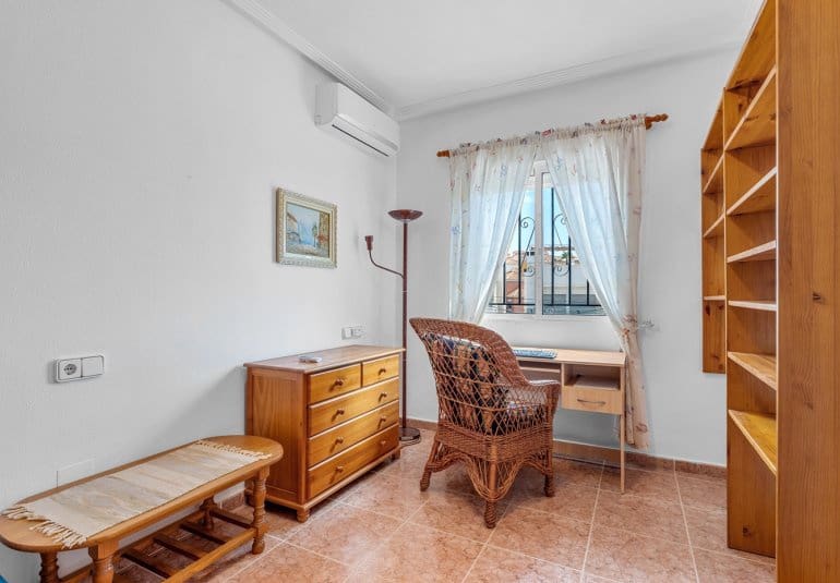 3 bedroom Villa for sale in Villamartin with pool - € 229,000 (Ref: 10034568)