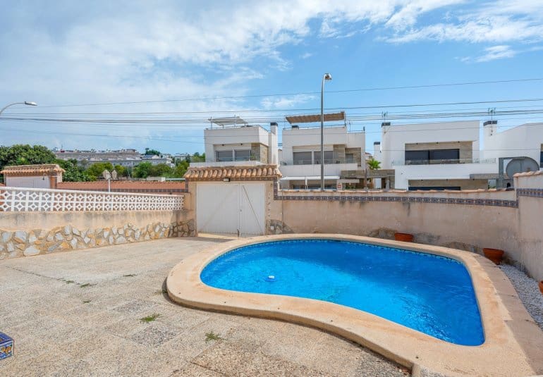 3 bedroom Villa for sale in Villamartin with pool - € 229,000 (Ref: 10034568)