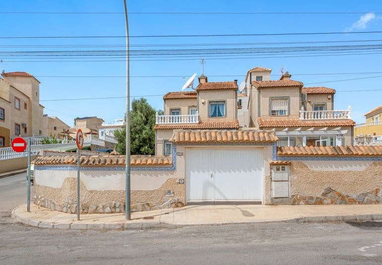 3 bedroom Villa for sale in Villamartin with pool - € 229,000 (Ref: 10034568)