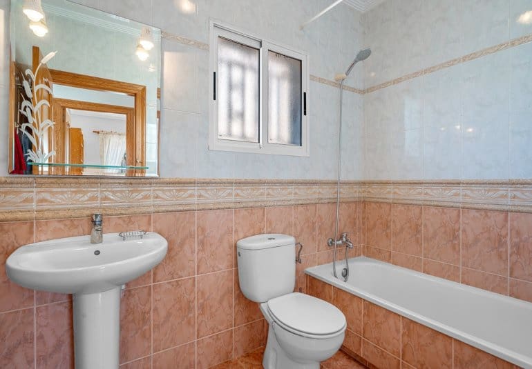 3 bedroom Villa for sale in Villamartin with pool - € 229,000 (Ref: 10034568)