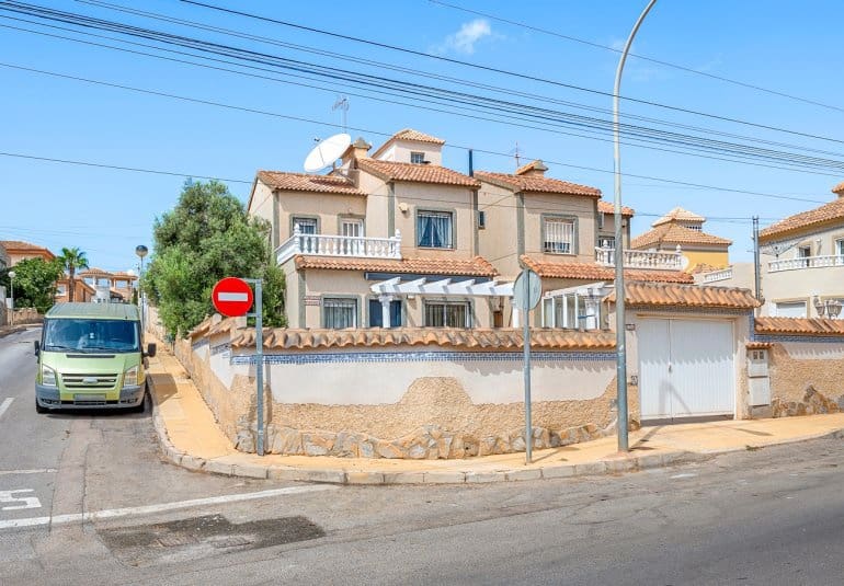 3 bedroom Villa for sale in Villamartin with pool - € 229,000 (Ref: 10034568)