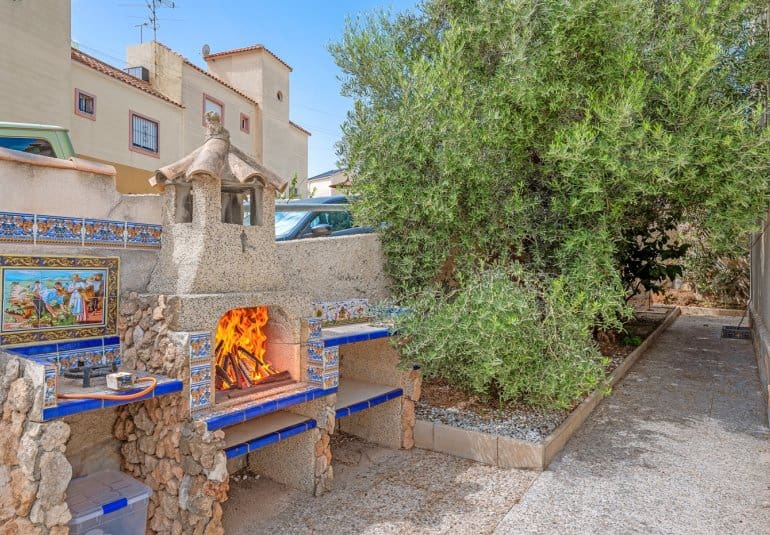 3 bedroom Villa for sale in Villamartin with pool - € 229,000 (Ref: 10034568)