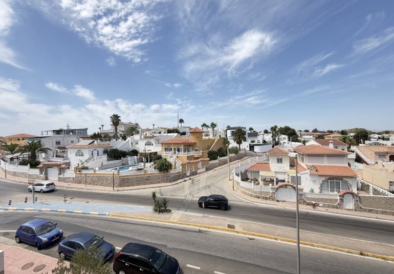 Apartamento de 2 habitaciones en Villamartin en venta con piscina - 139.995 € (Ref: 10057822)