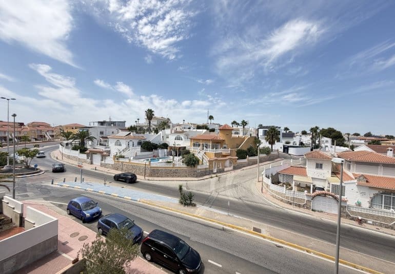 Apartamento de 2 habitaciones en Villamartin en venta con piscina - 139.995 € (Ref: 10057822)