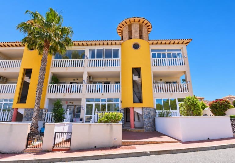 Apartamento de 2 habitaciones en Villamartin en venta con piscina - 139.995 € (Ref: 10057822)