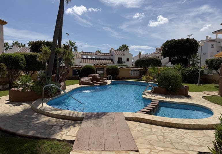 3 camera da letto Villetta Bifamiliare in vendita in Villamartin con piscina - 225.000 € (Rif: 10071707)