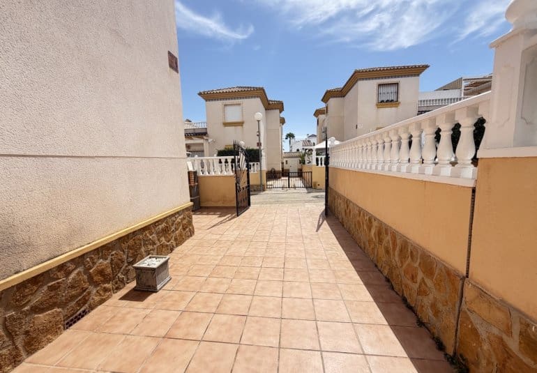 3 camera da letto Villetta Bifamiliare in vendita in Villamartin con piscina - 225.000 € (Rif: 10071707)