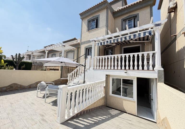 5 sovrum Villa till salu i Villamartin med pool - 475 000 € (Ref: 10089834)