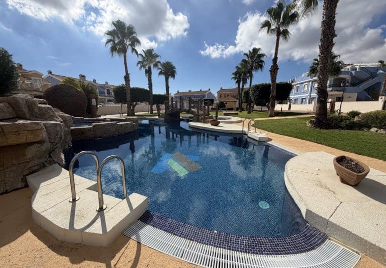 2 soveværelse Lejlighed til salg i Orihuela Costa med swimmingpool - € 205.000 (Ref: 10123349)