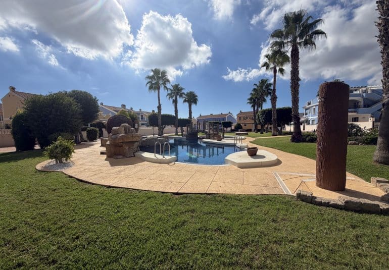2 soveværelse Lejlighed til salg i Orihuela Costa med swimmingpool - € 205.000 (Ref: 10123349)