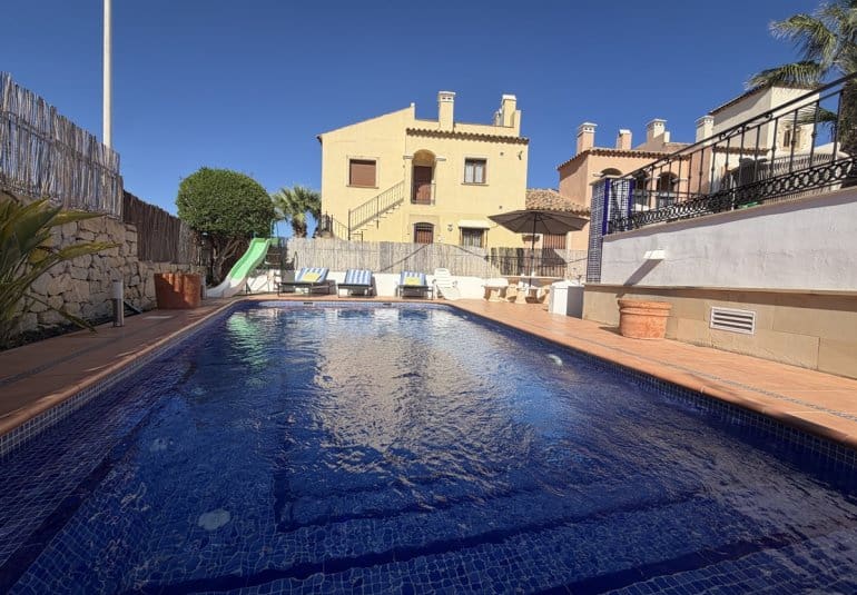 4 bedroom Villa for sale in Algorfa with pool - € 449,955 (Ref: 10141680)