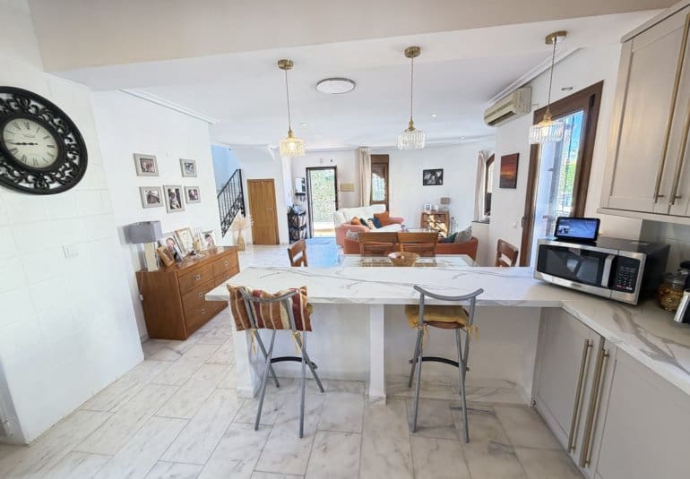 4 bedroom Villa for sale in Algorfa with pool - € 449,955 (Ref: 10141680)