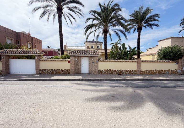 4 soveværelse Villa til salg i Cabo Roig med swimmingpool garage - € 749.000 (Ref: 10158923)