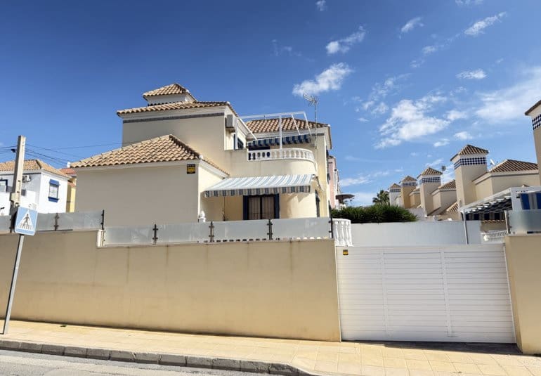 3 bedroom Villa for sale in Villamartin with pool garage - € 364,995 (Ref: 10158924)