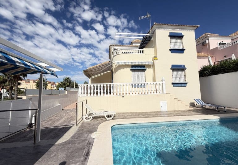 3 bedroom Villa for sale in Villamartin with pool garage - € 364,995 (Ref: 10158924)