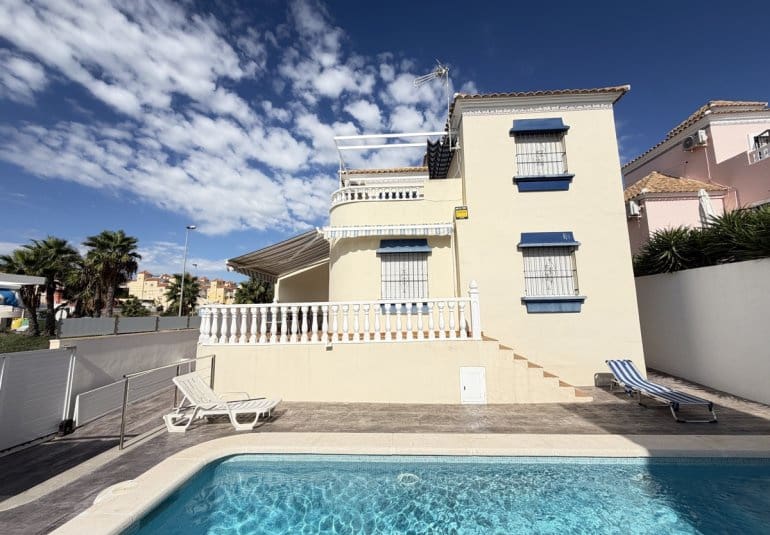 3 bedroom Villa for sale in Villamartin with pool garage - € 364,995 (Ref: 10158924)