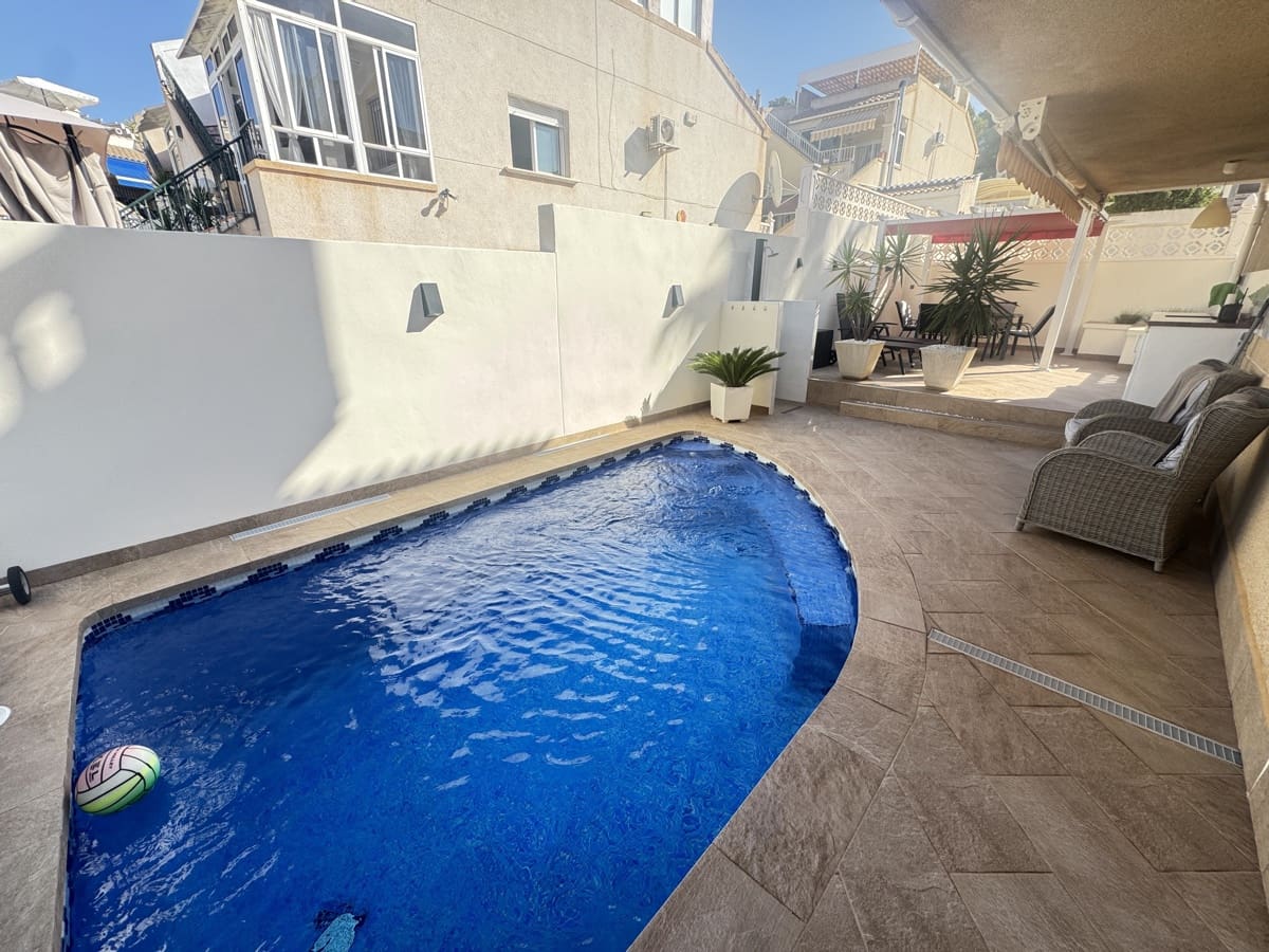 4 bedroom Villa for sale in Villamartin with pool - € 379,000 (Ref: 9676047)