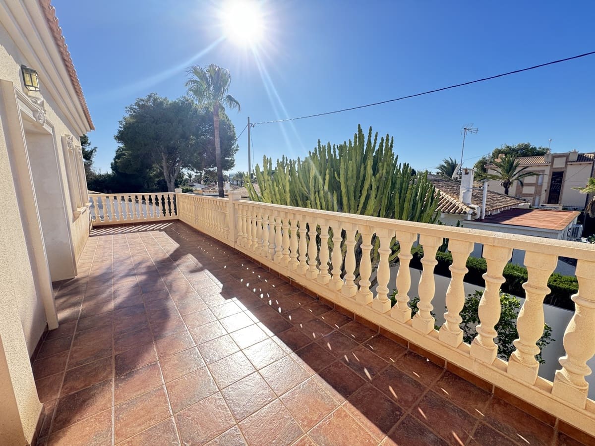 4 soverom Villa til salgs i Cabo Roig med svømmebasseng - € 910 000 (Ref: 9676051)