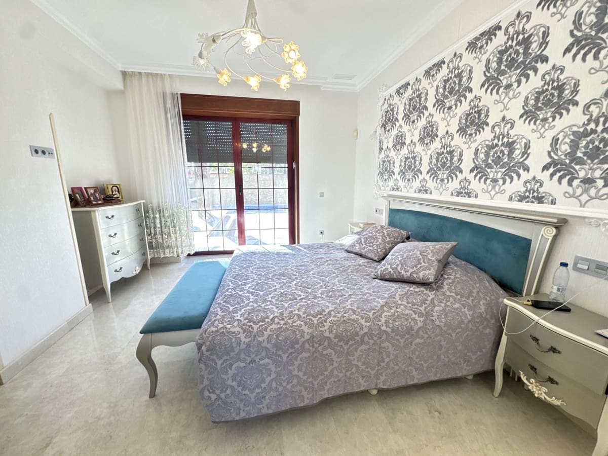 Chalet de 4 habitaciones en Cabo Roig en venta con piscina - 1.700.000 € (Ref: 9676052)