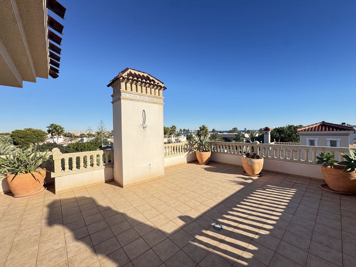 Chalet de 4 habitaciones en Cabo Roig en venta con piscina - 1.700.000 € (Ref: 9676052)