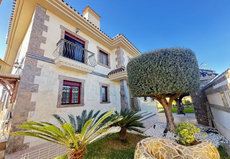 4 bedroom Villa for sale in Cabo Roig with pool - € 1,700,000 (Ref: 9730548)