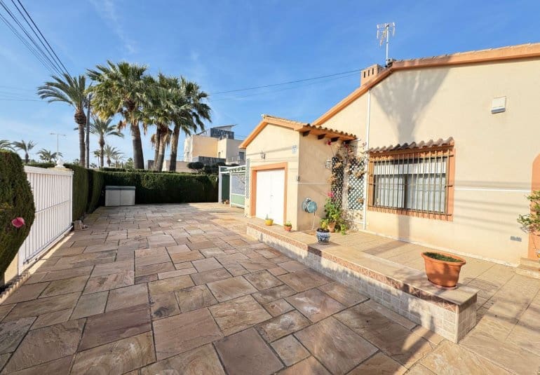 3 bedroom Villa for sale in Cabo Roig with pool - € 850,000 (Ref: 9730553)