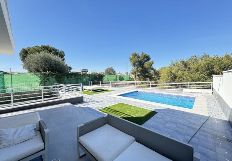 4 makuuhuone Huvila myytävänä paikassa Los Balcones mukana uima-altaan - 599 000 € (Ref: 9730555)