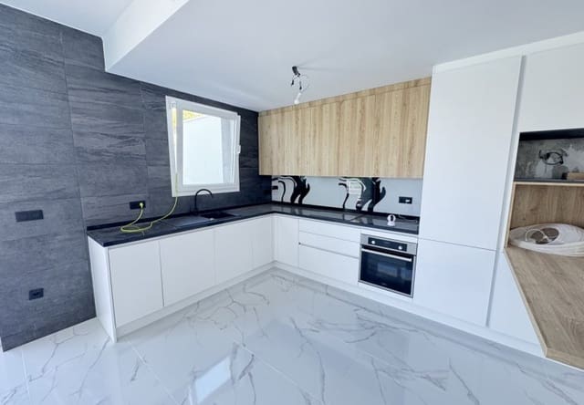 4 makuuhuone Huvila myytävänä paikassa Los Balcones mukana uima-altaan - 599 000 € (Ref: 9730555)