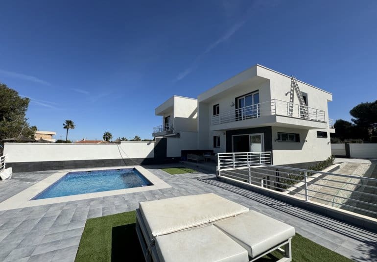 4 makuuhuone Huvila myytävänä paikassa Los Balcones mukana uima-altaan - 599 000 € (Ref: 9730555)