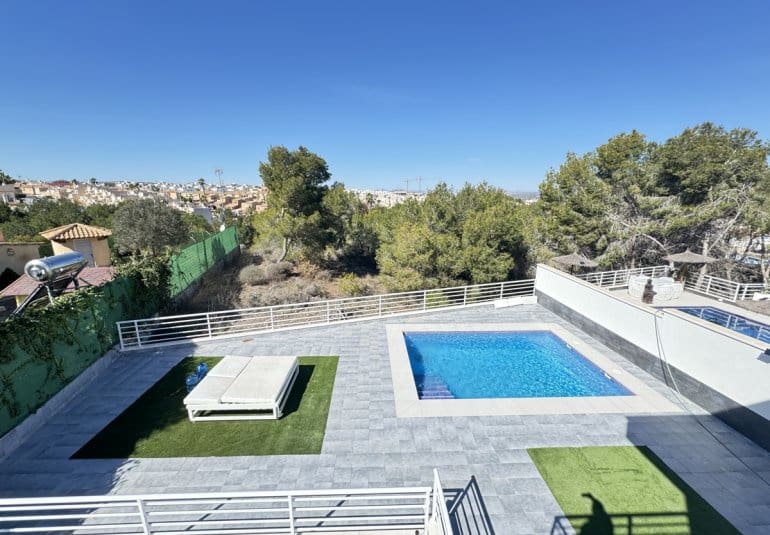 4 makuuhuone Huvila myytävänä paikassa Los Balcones mukana uima-altaan - 599 000 € (Ref: 9730555)
