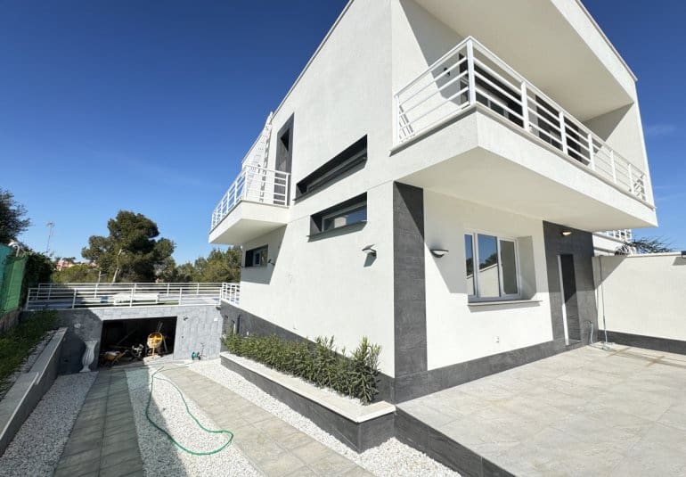 4 makuuhuone Huvila myytävänä paikassa Los Balcones mukana uima-altaan - 599 000 € (Ref: 9730555)