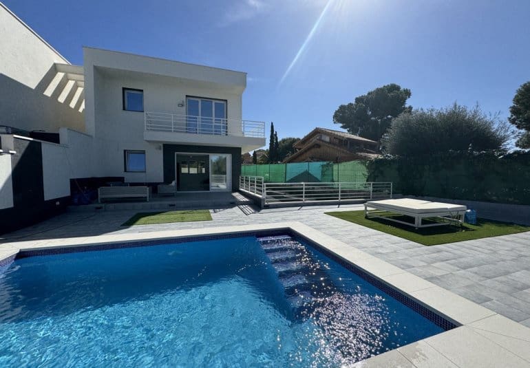 4 makuuhuone Huvila myytävänä paikassa Los Balcones mukana uima-altaan - 599 000 € (Ref: 9730555)