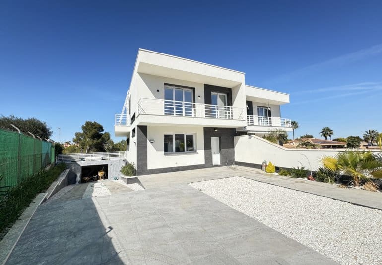 4 makuuhuone Huvila myytävänä paikassa Los Balcones mukana uima-altaan - 599 000 € (Ref: 9730555)