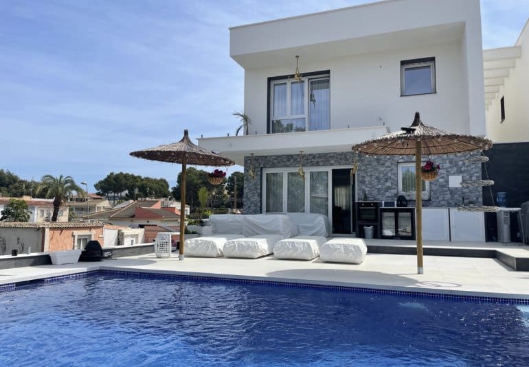 4 makuuhuone Huvila myytävänä paikassa Los Balcones mukana uima-altaan - 650 000 € (Ref: 9730557)