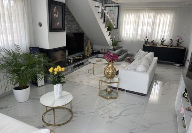 4 makuuhuone Huvila myytävänä paikassa Los Balcones mukana uima-altaan - 650 000 € (Ref: 9730557)