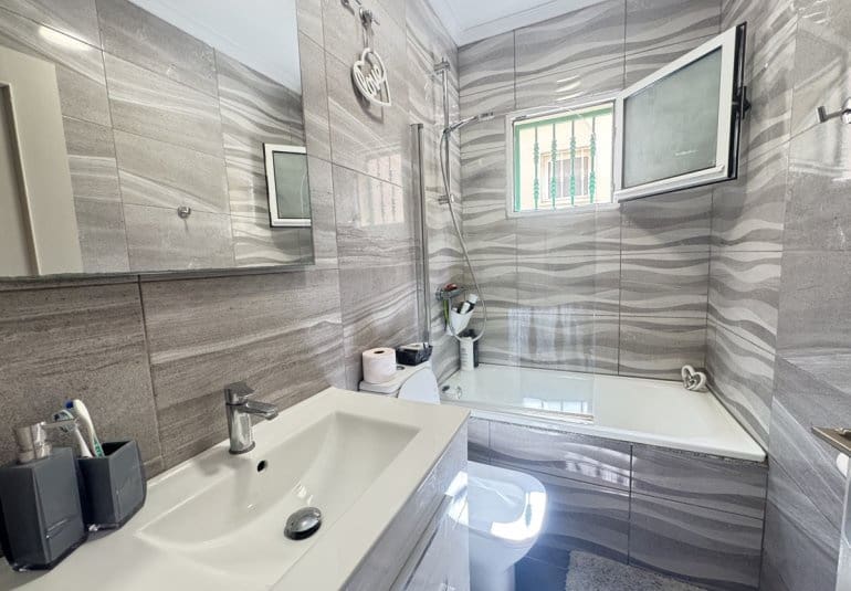 4 quarto Moradia para venda em Villamartin - 299 000 € (Ref: 9730558)