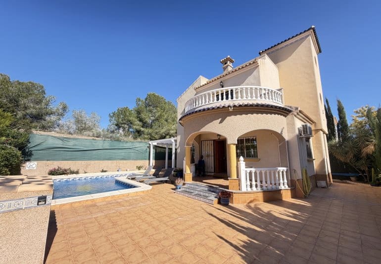 3 soveværelse Villa til salg i Villamartin med swimmingpool - € 375.000 (Ref: 9730561)