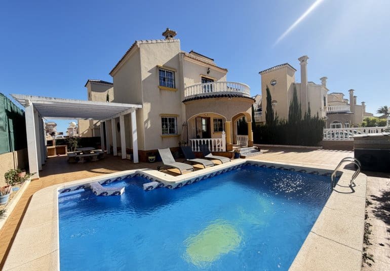 3 soveværelse Villa til salg i Villamartin med swimmingpool - € 375.000 (Ref: 9730561)